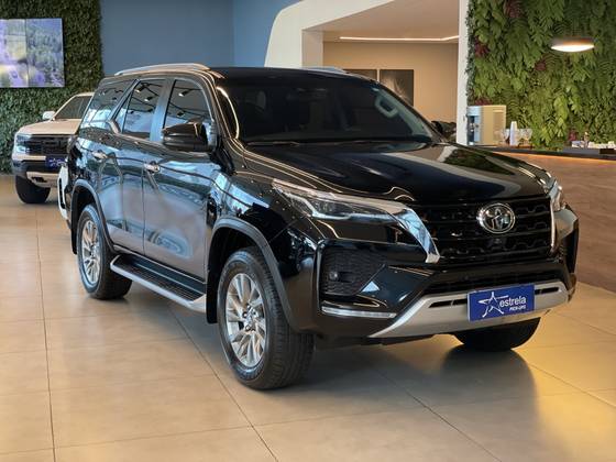 TOYOTA HILUX SW4 2.8 D-4D TURBO DIESEL SRX 7L 4X4 AUTOMÁTICO